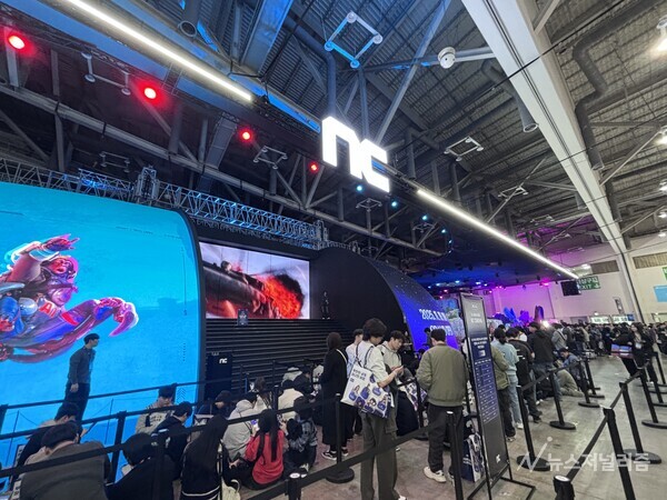 엔씨 신작 '아이온2' 시연 체험을 기다리는 관람객들. 사진=한수빈 기자