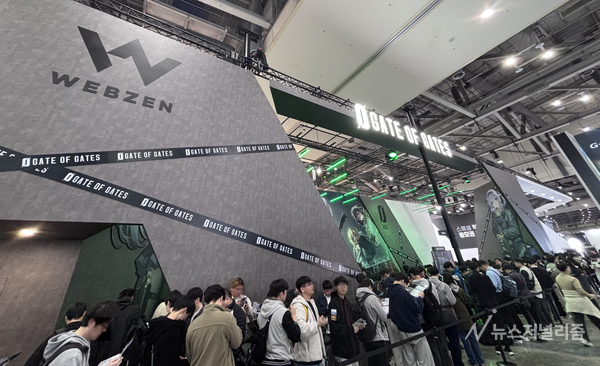 웹젠의 신작 '게이트 오브 게이츠' 시연 체험을 기다리는 관람객들. 사진=한수빈 기자