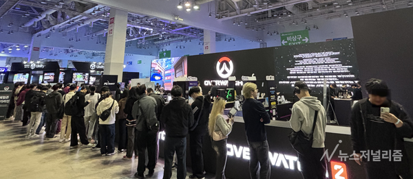 12년 만에 지스타에 참여한 블리자드의 '오버워치2' 체험을 기다리는 관람객들. 사진=한수빈 기자