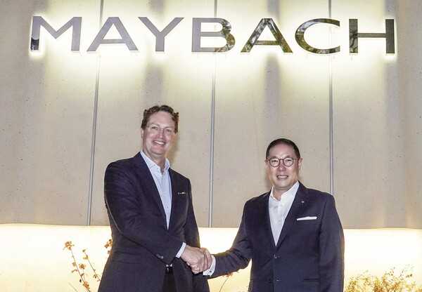 조현상 HS효성 부회장(오른쪽)과 올라 칼레니우스 메르세데스-벤츠 그룹 이사회 의장 겸 CEO(왼쪽)가 13일 서울 강남구 마이바흐 브랜드센터 서울에서 기념촬영을 하고 있다. 사진=HS효성