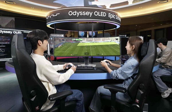 삼성전자 모델이 32:9 비율의 '오디세이 OLED G9'으로 일렉트로닉 아츠(EA)의 최신 축구 게임 'EA 스포츠 FC™ 26'을 넓은 시야로 즐기고 있다. 사진=삼성전자