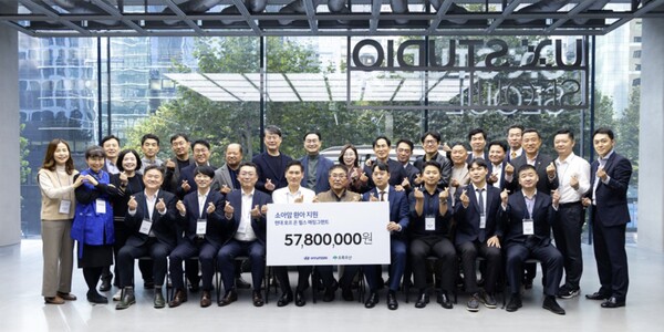 현대자동차와 초록우산 관계자들이 소아함 환아를 위한 후원금 전달식을 가진 뒤 기념 촬영을 하고 있다. 사진=현대자동차