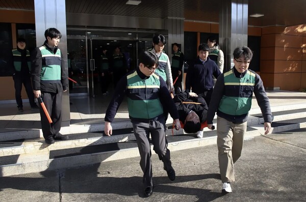 임직원들이 환자 구조 훈련을 하는 모습. 사진=태광그룹