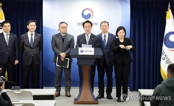 김민석 국무총리가 18일 정부서울청사에서 '론스타 국제투자분쟁(ISDS) 취소 신청'과 관련해 긴급 브리핑하고 있다. 사진=연합뉴스