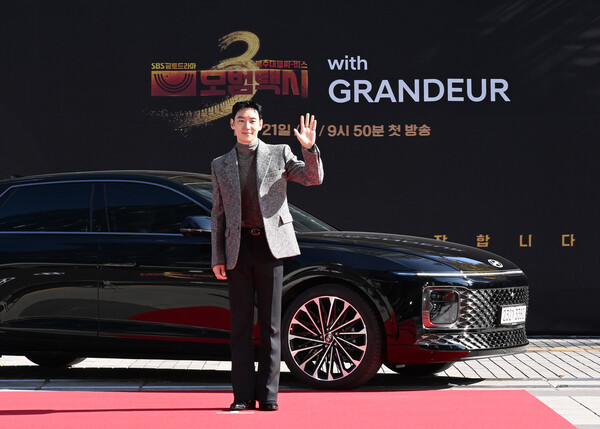 19일 SBS 목동 사옥에서 열린 드라마 제작발표회에서 이제훈 배우가 의전 차량으로 쓰인  그랜저 앞에서 사진 촬영을 하고 있다. 사진=현대자동차