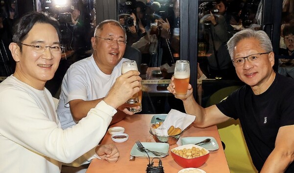 젠슨 황 엔비디아 최고경영자가 지난 달 30일 서울 삼성동 깐부치킨에서 진행된 이재용 삼성전자 회장, 정의선 현대차그룹 회장과 치맥 회동 중에 기념촬영을 하고 있다. 사진=연합뉴스