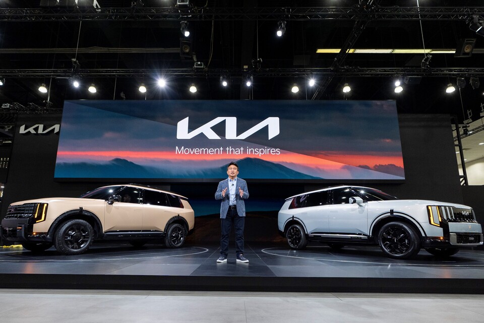 20일(현지시각) '2025 LA 오토쇼'에서 신형 텔루라이드에 대해 설명하고 있는 윤승규 기아 북미권역본부장 부사장. 왼쪽 차량은 신형 텔루라이드 오프로드 특화 모델 X-Pro, 오른쪽 차량은 신형 텔루라이드 하이브리드. 사진=기아