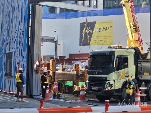JB금융 사옥 건설현장에서 덤프트럭이 빠져나갈 준비를 하고 있다. 사진=홍인택 기자
