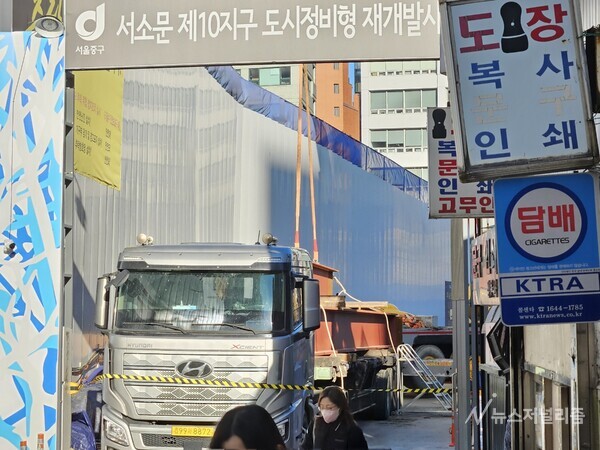 JB금융 사옥 공사 현장에서 철근 골조 작업이 진행 중이다. 음식점 골목과 인접해 있어 점심 시간에는 통행이 혼잡해진다. 사진=홍인택 기자