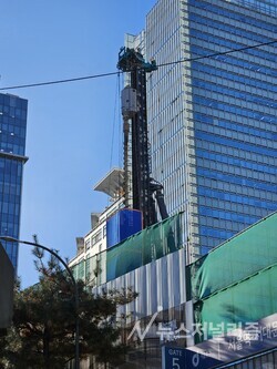 삼성금융 복합타운 현장에 설치된 항타기. 사진=홍인택 기자