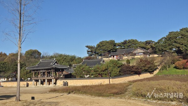 경사지에 남서향으로 자리 잡고 있는 남계서원. 사진=신승헌 기자