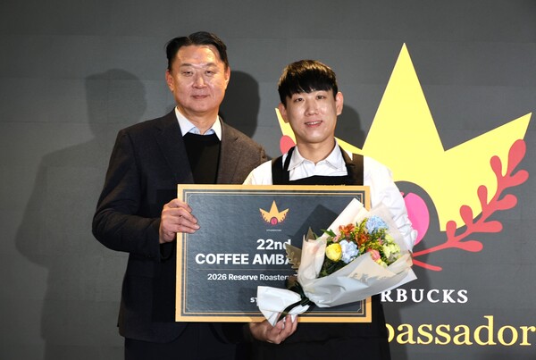 스타벅스 코리아 손정현 대표이사(왼쪽)와 22대 커피 앰배서더로 선발된 김도형 파트너. 사진=스타벅스 코리아