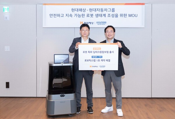 24일 서울 종로구 현대해상 본사에서 열린 협약식에서 윤의영 현대해상 기업보험부문장 전무(왼쪽)와 현동진 현대차·기아 로보틱스랩 상무(오른쪽)이 기념사진 촬여을 하고 있다. 사진=현대차·기아