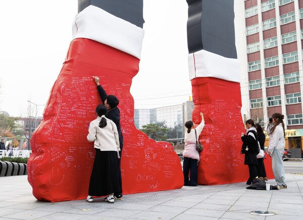'2025 해피뉴이어 해머링맨' 이벤트에 참여해 새해 소원을 적는 관람객들의 모습. 사진=세화미술관