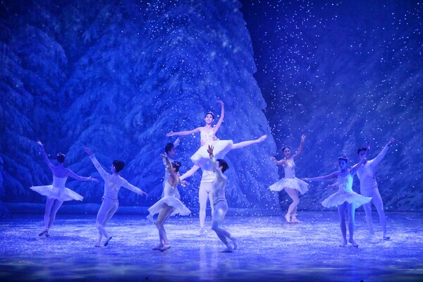 서울발레시어터 '호두까기인형' 중 1막 피날레 '눈의 나라' 장면. 사진=마포문화재단