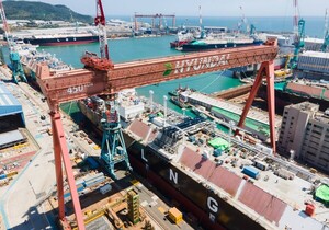 HD현대重 울산조선소 잠수함 화재, 60대 고립 노동자 끝내 숨져 - 뉴스 썸네일 이미지