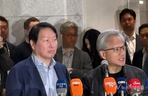 최태원·젠슨 황 美 회동…AI <b>서밋</b> 앞두고 전략 공조